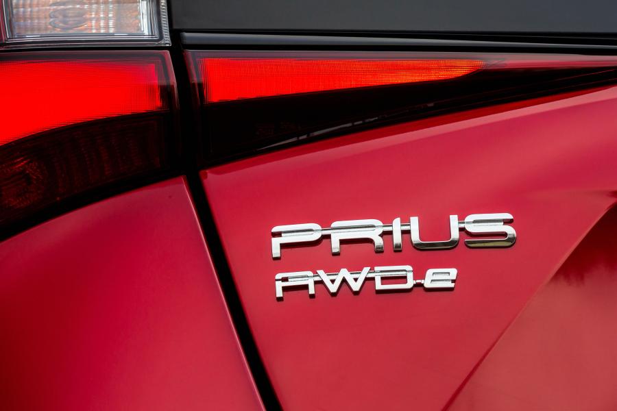 Логотип Toyota Prius XLE AWD-e 2019 года  (NA) (фото 11 из 40)